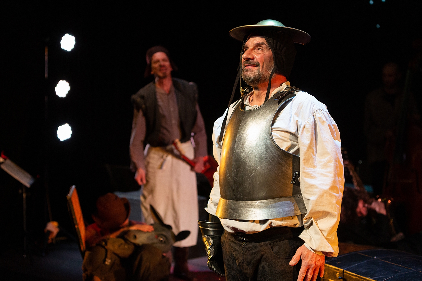 Schauspieler mit Helm und Brustpanzer