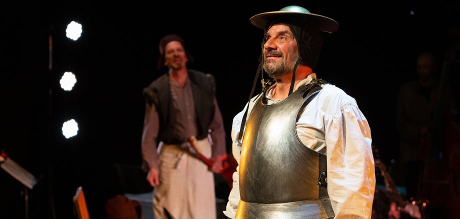Schauspieler mit Helm und Brustpanzer