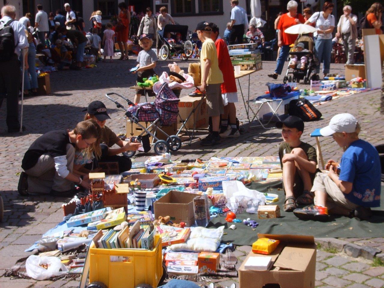 Kinder verkaufen Flohmarktsachen