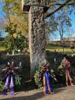 Kränze an einem Denkmal