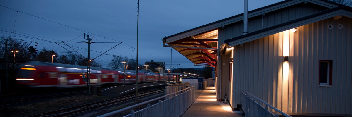 Kulturbahnhof mit nächtlicher Beleuchtung