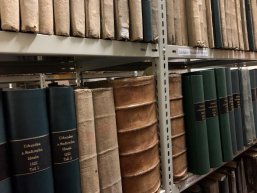 Stadtarchiv Alte Dokumente in Stahlregal