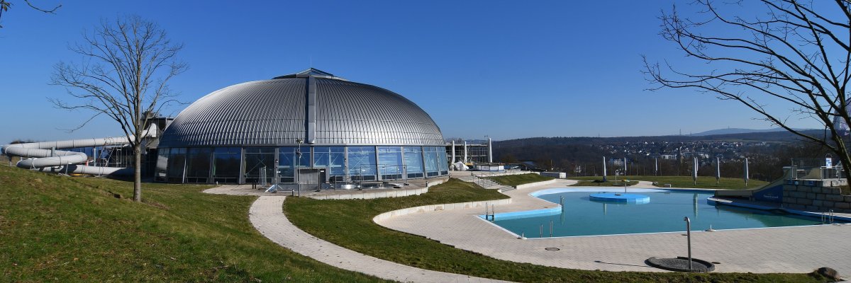 Tournesolbad mit Außenschwimmbecken und Liegewiese