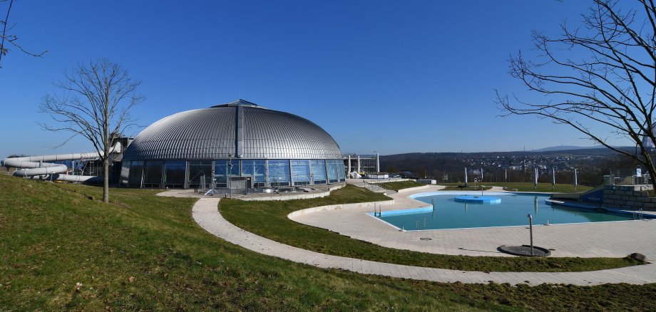 Tournesolbad mit Außenschwimmbecken und Liegewiese
