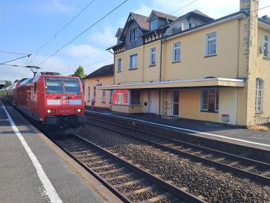 Bahnhof Idstein mit Zug Bahnhof Idstein mit einfahrendem Zug