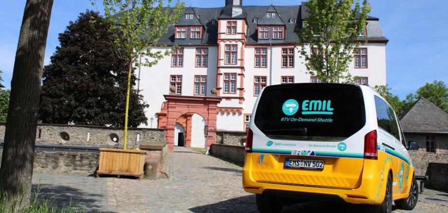 EMIL On-Demand-Shuttle EMIL-Fahrzeug vor dem Schloß in Idstein