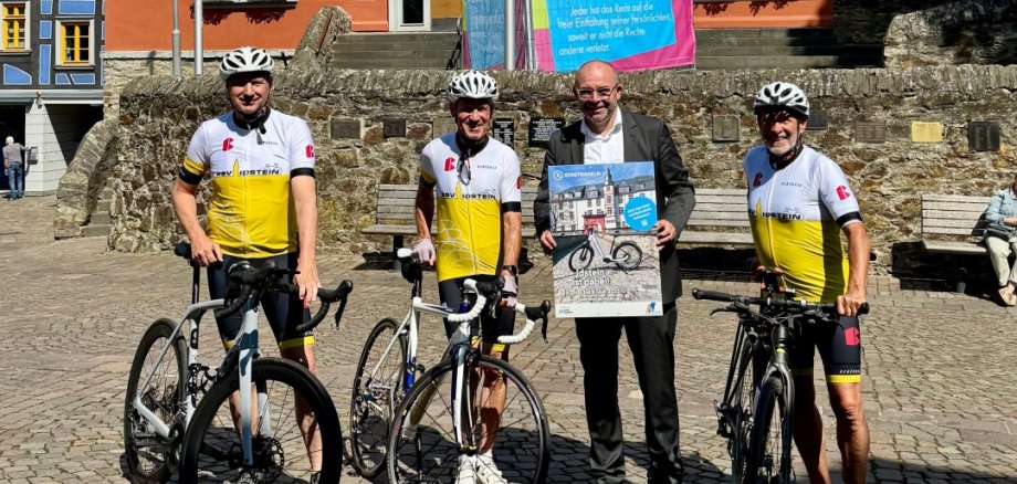 Zum Auftakt des Stadtradeln: Bürgermeister Christian Herfurth mit Mitgliedern des RSV Idstein auf dem König-Adolf-Platz
