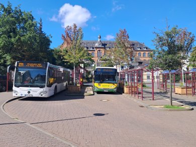 Mobilität Bus Zwei Busse am Busbahnhof Idstein