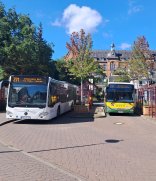 Mobilität Bus Zwei Busse am Busbahnhof Idstein