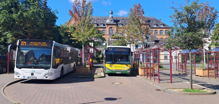Zwei Busse am Busbahnhof Idstein