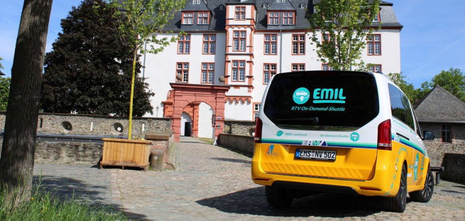 EMIL On Demand Shuttle Fahrzeug vor dem Idsteiner Schloß