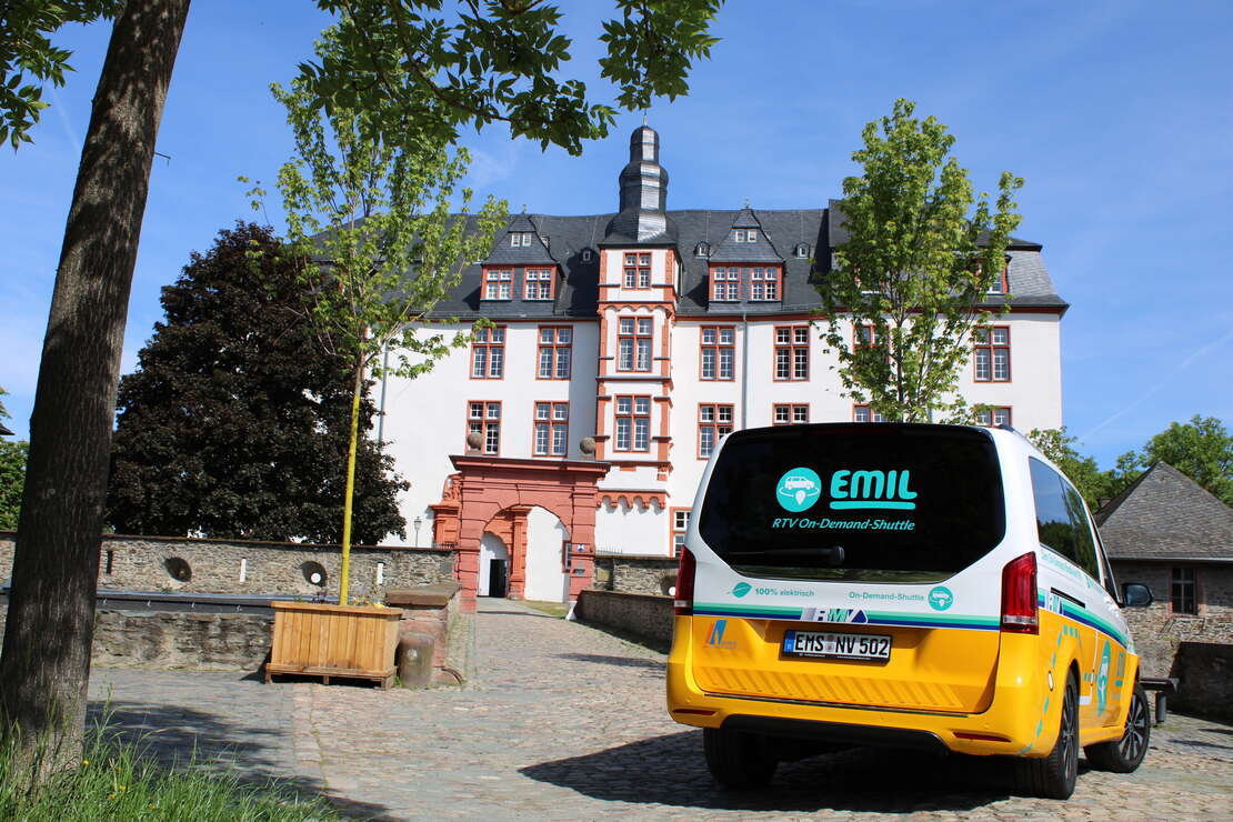 EMIL On Demand Shuttle Fahrzeug vor dem Idsteiner Schloß
