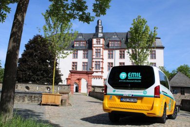 EMIL vor Idsteiner Schloss EMIL On Demand Shuttle Fahrzeug vor dem Idsteiner Schloß