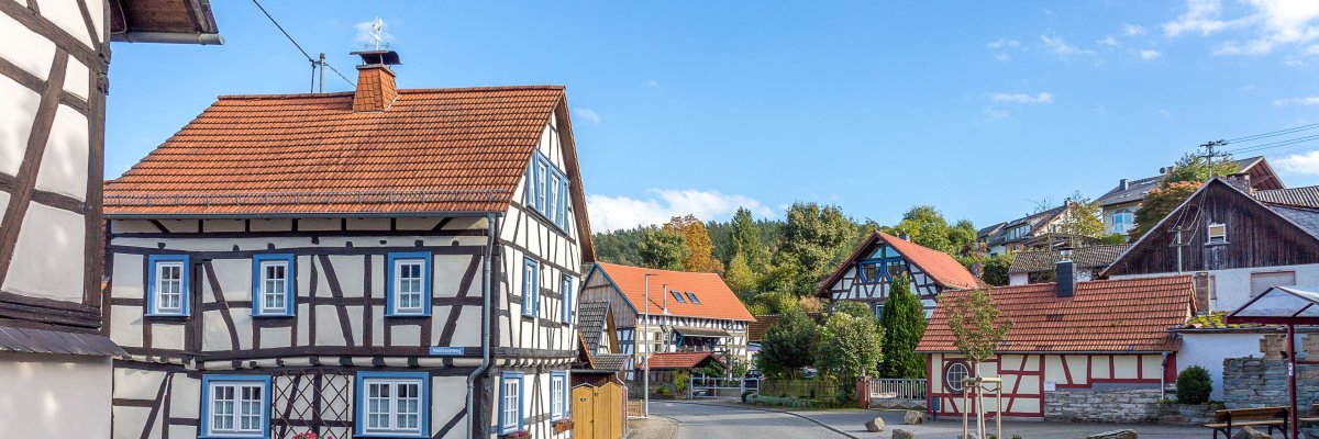Ortsdurchfahrt Ehrenbach mit Fachwerkhäusern