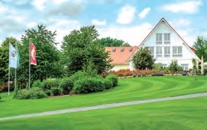 Gut Henriettenthal ein Haus mit Rasen davor