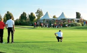 Bistro-Pavillon ein Golfplatz mit Zelten