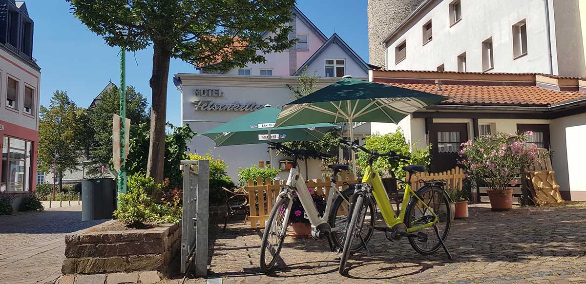 Fahrräder vor einem Haus