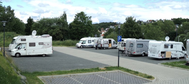 Mehrere Wohnmobile stehen auf dem Stellplatz