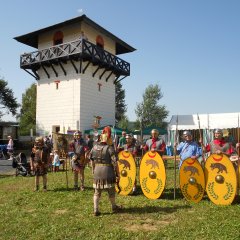 ein Turm mit Soldaten davor