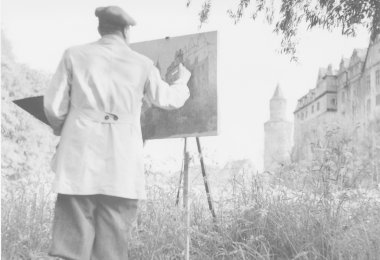 Idsteiner Maler Ernst Toepfer vor Leinwand schwarz-weiß