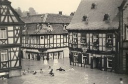 Hochwasser in Idstein Gebäude und Tiere in der Himmelsgasse unter Wasser