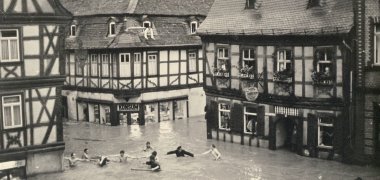 Gebäude und Tiere in der Himmelsgasse unter Wasser 