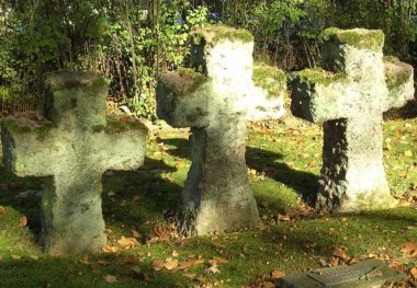Ältere Grabsteine auf Gedenkstätte