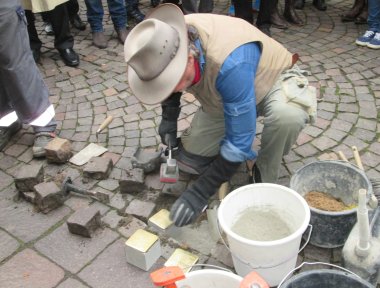 Verlegung der Stolpersteine durch den Künstler Gunter Demnig.
