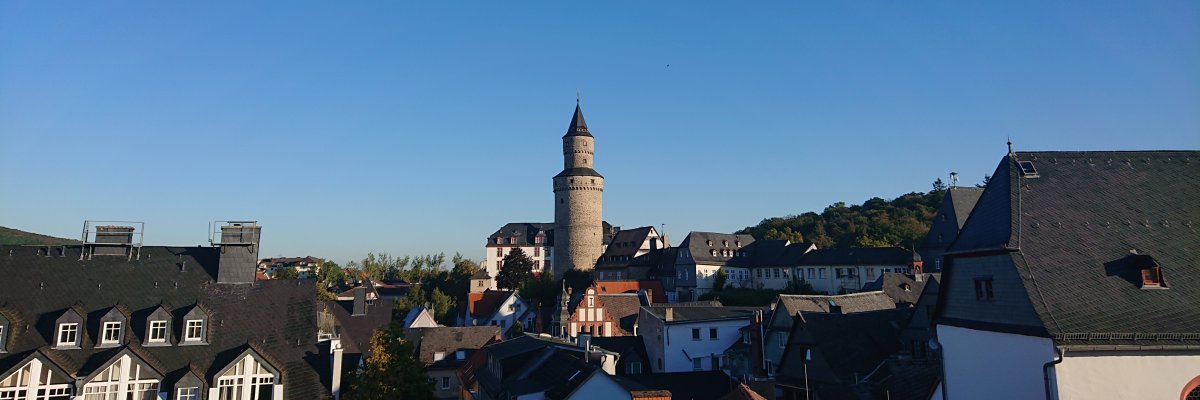 Stadtansicht mit Hexenturm im Hintergrund