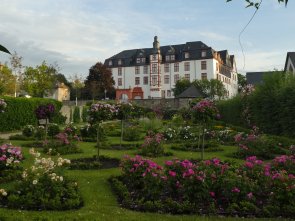 Schloss mit Schlossgarten ein Garten mit Schloss im Hintergrund