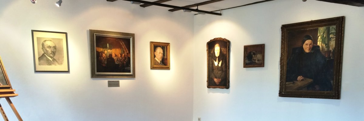 Mehrere Toepfer Bilder an der Wand im Stadtmuseum