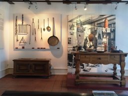 Stadtmuseum 2. Stock Ältere Möbelstücke und Arbeitsgeräte im Stadtmuseum 2. Stock