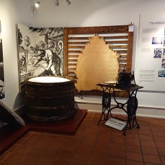 Bilder, Erklärungen und ältere Arbeitsgeräte zur Lederverarbeitung im Stadtmuseum, 2. Stock