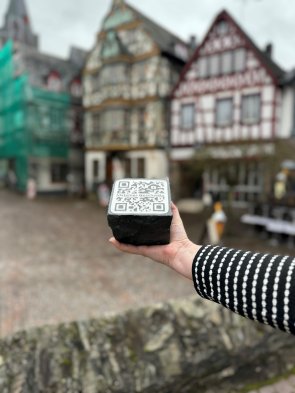 Idsteiner Geschwätz - Digitale Führung Pflasterstein mit QR-Code für digitale Führung