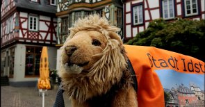 Kinderführung ein Spielzeuglöwe