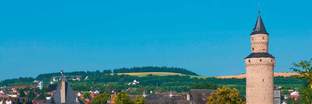 Stadtansicht mit Hexenturm und blauem Himmel