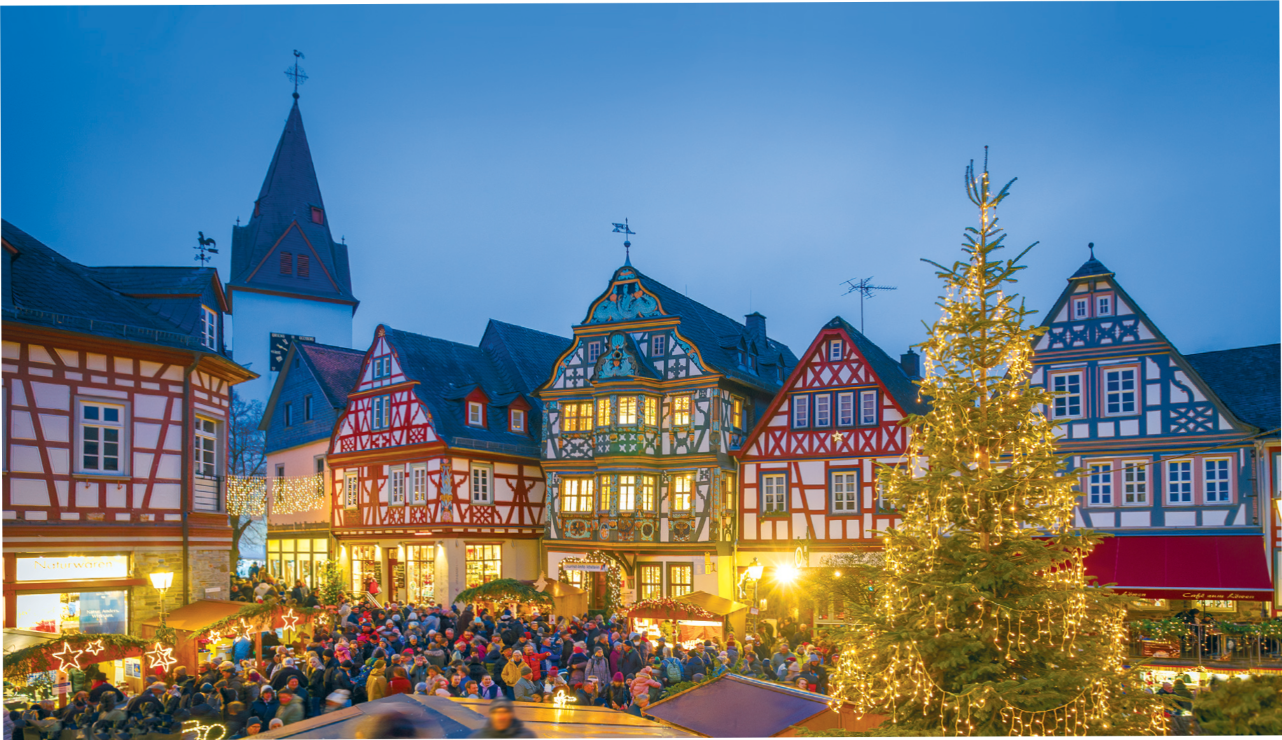 Idsteiner Weihnachtsmarkt Viele Menschen vor den beleuchteten Fachwerkhäusern