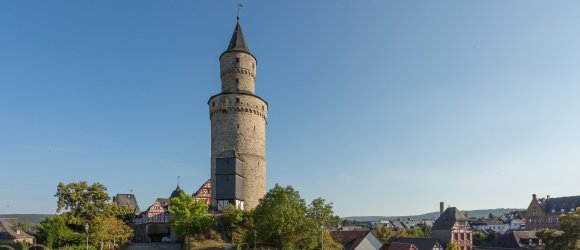 Ein hoher Turm