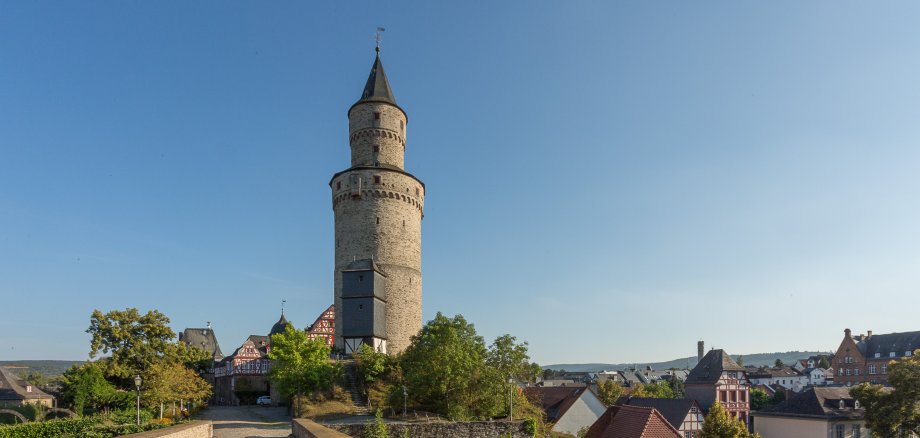 Ein hoher Turm