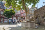 König-Adolf-Platz mit Löwenbrunnen ein Brunnen