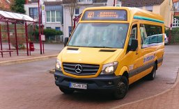 Buslinie Idstaaner ein gelber Bus