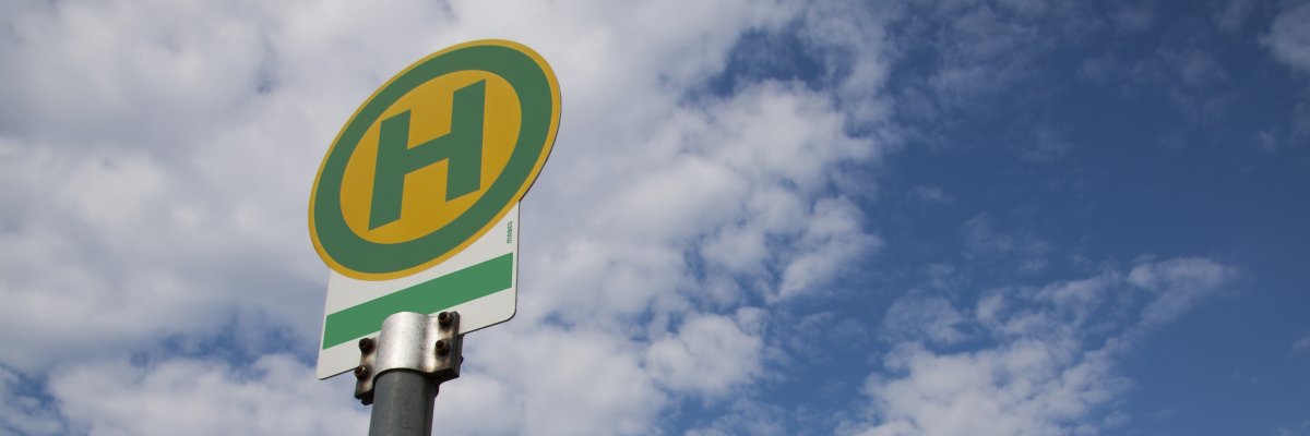 ein Schild mit einem H