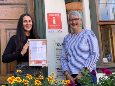 Zertifizierung der Tourist-Info links Selina Baum, Leiterin der Tourist Info, mit Zertifizierungsurkunde, rechts Sabine Bogner