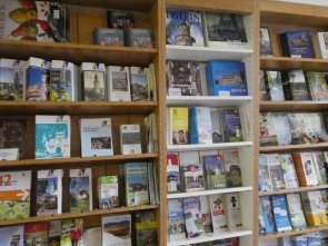 Prospekte in der Tourist-Info eine Propektwand