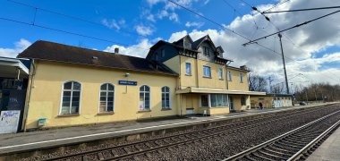 Bahnhofsgebäude Idstein, davor Gleise