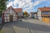 Hauptstraße in Ehrenbach Blick in Straße mit Fachwerkhäusern