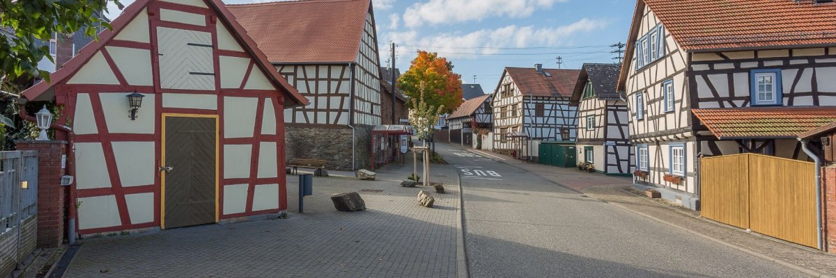 Blick in Straße mit Fachwerkhäusern