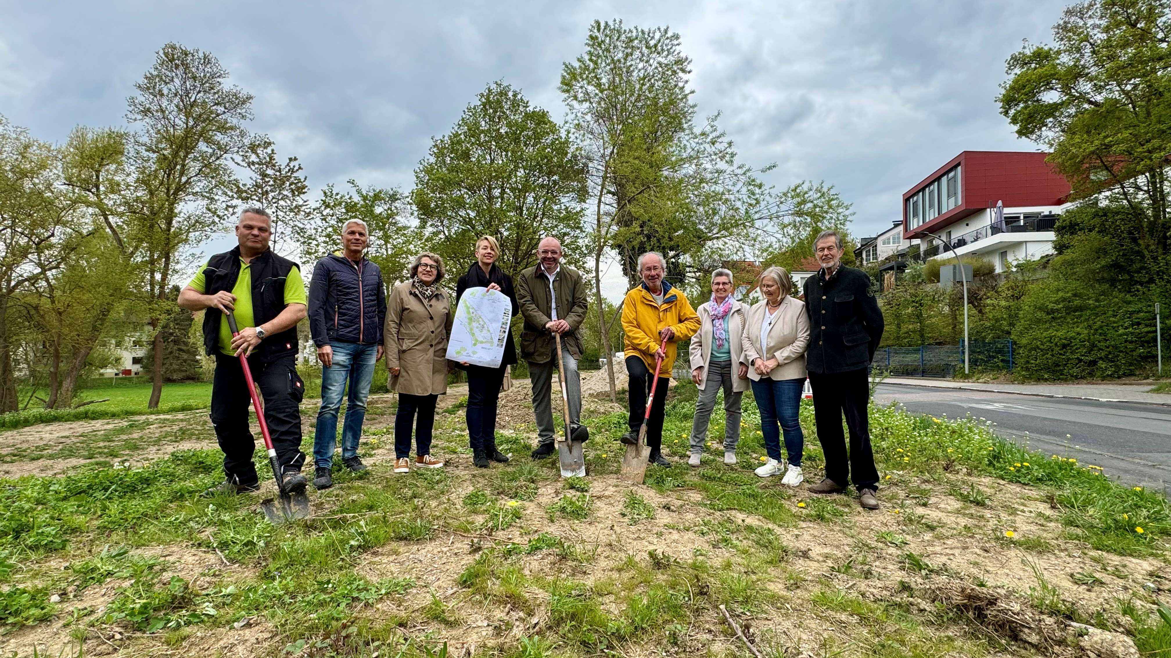 Bürgermeister Herfurth und weitere am Vorhaben Beteiligte beim  Spatenstich Spielplatz Rauental