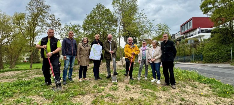 Spatenstich Spielplatz Rauental Bürgermeister Herfurth und weitere am Vorhaben Beteiligte beim Spatenstich Spielplatz Rauental