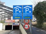 Zwei Schilder mit Hinweis auf die Tiefgarageneinfahrten
